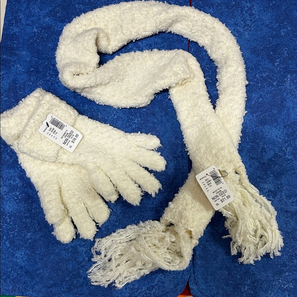 Bass Accessories - Bass Cream Textured Scarf and Glove Set